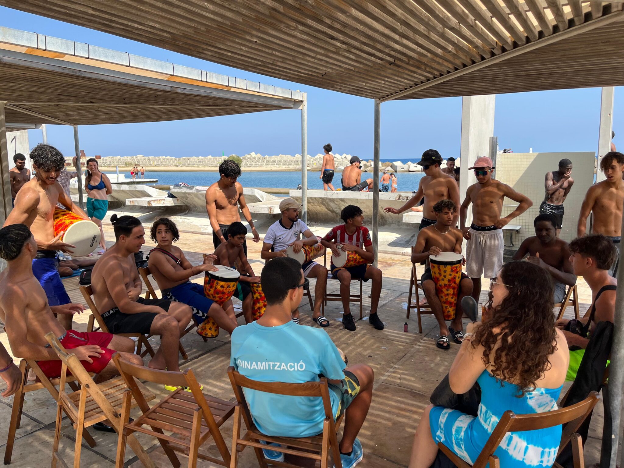 Taller musical grupal en la playa